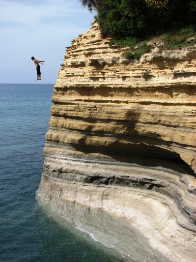 V okolici turistinega mesta Sidari so klifi pravi izziv za skakanje v vodo.