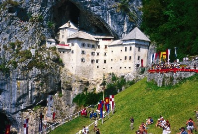 The Predjama Castle Medieval games (Author - B. Bajelj)