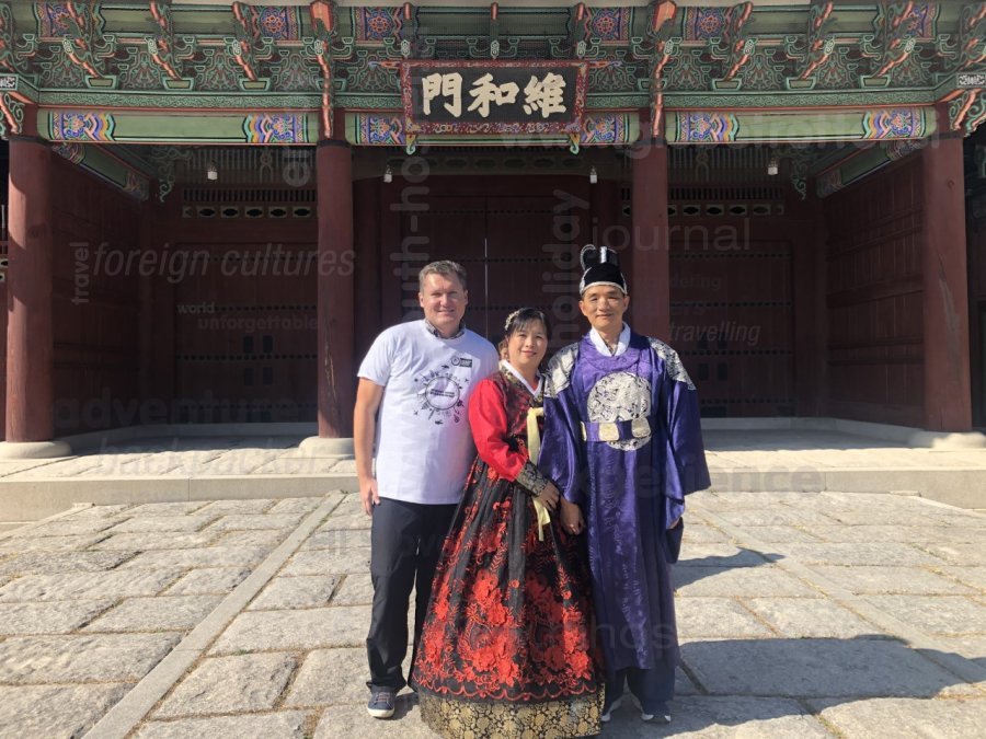 Hanbok, tradicionalno korejsko obačilo, in majčka Globetrotter, Miran Šinko