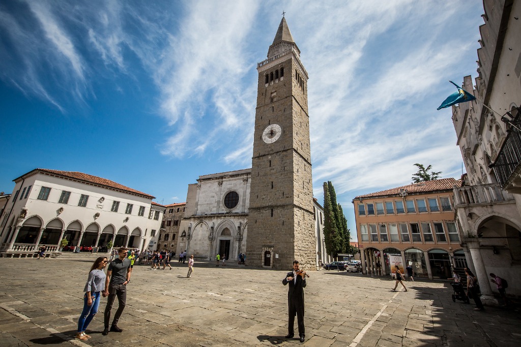 Couple_on_a_city_tour_of_Koper_-_Photographer_-_Vid_Ponikvar_arhiv_Sportida_d-o-o-_-_Source_-_www-slovenia-info.jpg