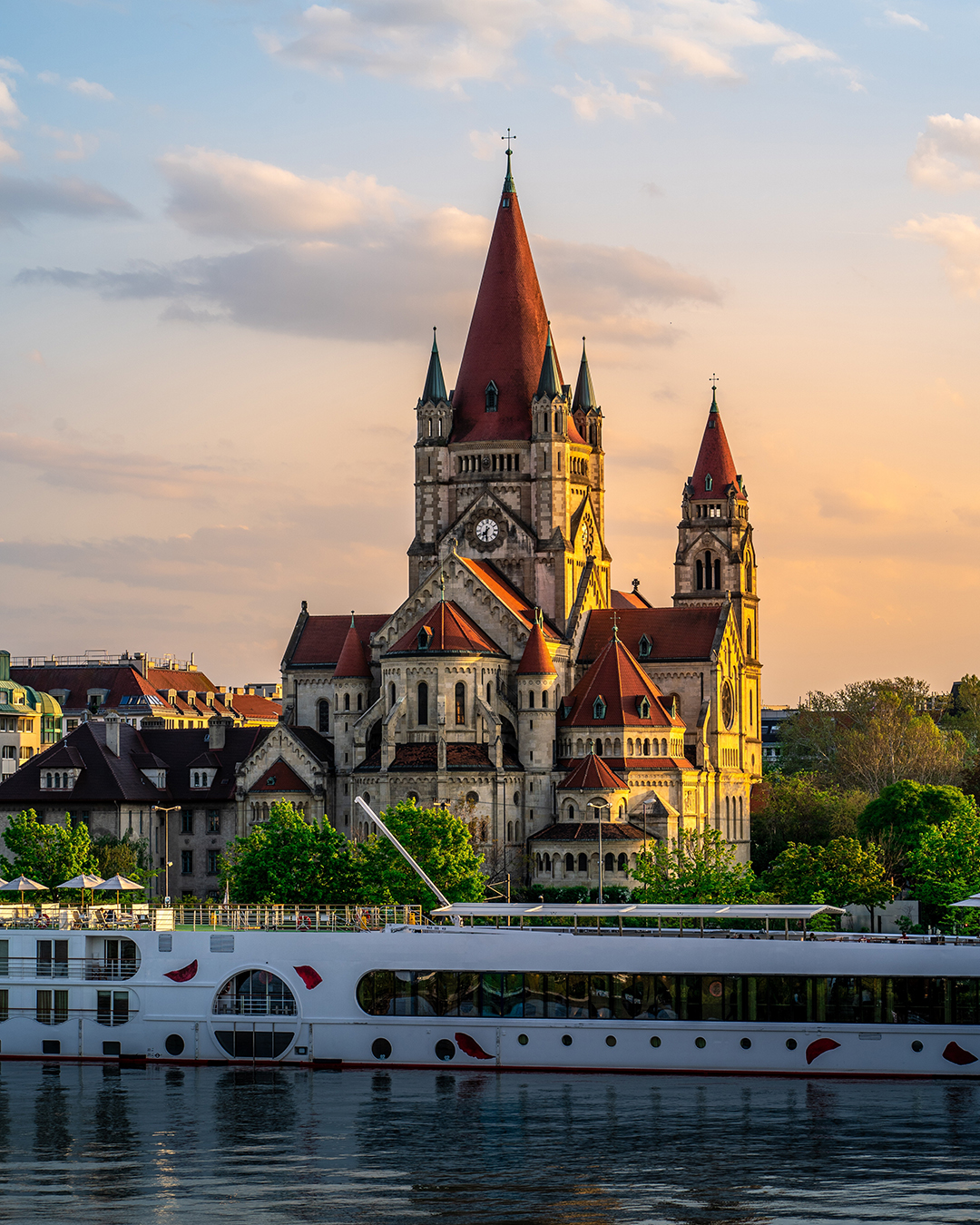 Ogled_Dunaja_-_Tour_of_Vienna_-_Photo_by_Pierre_Blache_from_Pexels.jpg