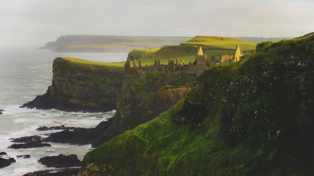 Potovanje_na_Severno_Irsko_-_Travel_to_Northern_Ireland_-_Photo_by_K-_Mitch_Hodge_on_Unsplash.jpg