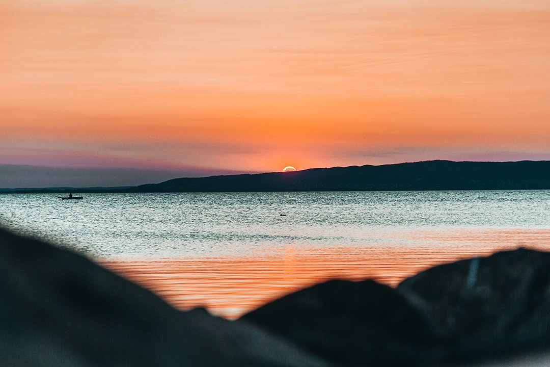 Uzitki_ob_Blatnem_jezeru_-_Pleasures_by_Lake_Blatno_-_Photo_by_Krisztian_Reischl_on_Unsplash.jpg
