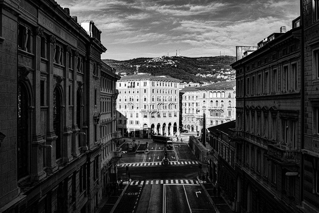 Potepanje_po_Trstu_-_Wandering_around_Trieste_-_Photo_by_Francesco_Dondi_on_Unsplash.jpg
