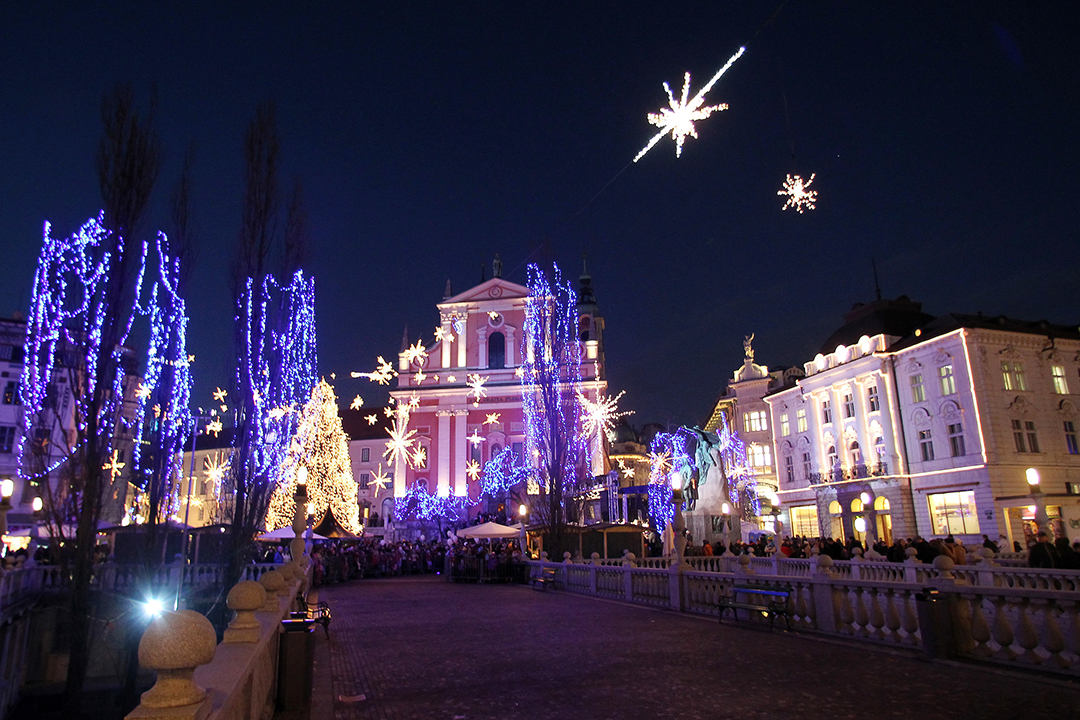Christmas_decoration_at_Triple_Bridge_-_Photographer_-_Ales_Fevzer_-_Source_-_www-slovenia-info.jpg