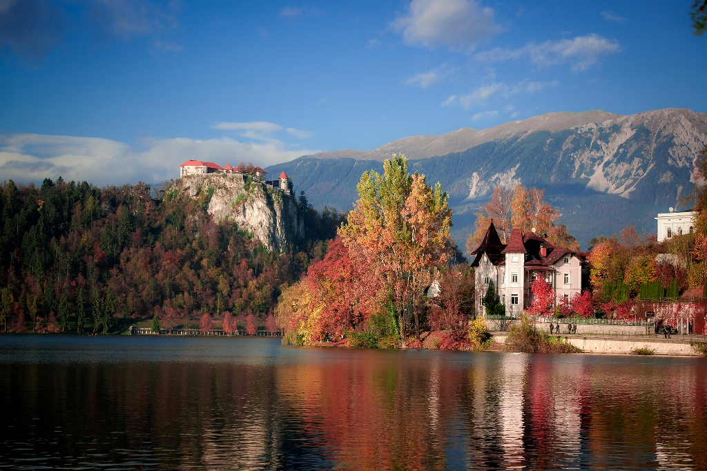 Autumn_in_Bled_-_Photographer_-_Nejc_Pernek_-_Source_-_www-slovenia-info.jpg