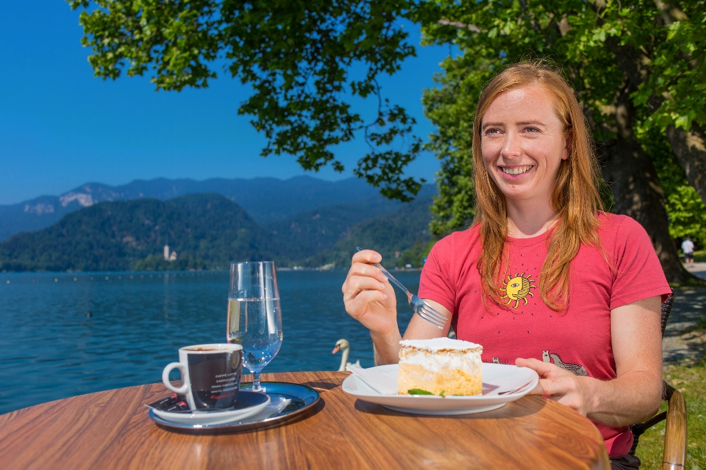 Bled_cream_cake_-_Photographer_-_Nea_Culpa_foto_David_Lotric_-_Source_-_www-slovenia-info.jpg