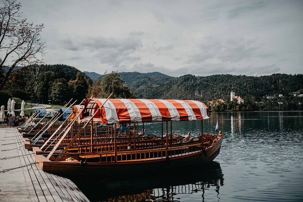 Pletna_Bled_-_Photographer_-_Mediaspeed_foto_Vid_Rotar_-_Source_-_www-slovenia-info.jpg