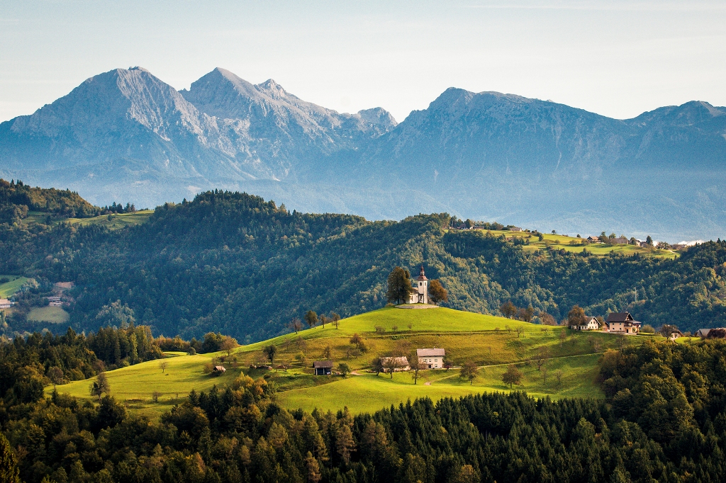 Skofja_Loka_church_of_Saint_Thomas_-_Photographer_-_Mediaspeed_foto-Jaka_Arbutina_-_Source_-_www-slovenia-info.jpg