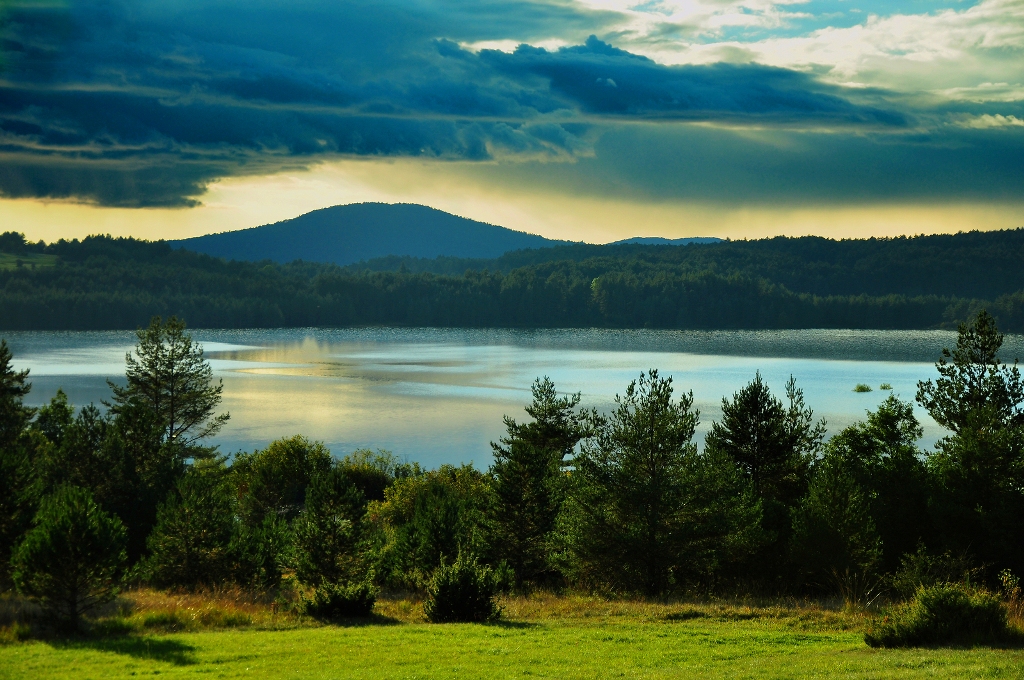 Lake_Palcje_Pivka_-_Photographer_-_Arhiv_RRA_Zeleni_kras_d-o-o-_-_Source_-_www-slovenia-info.jpg