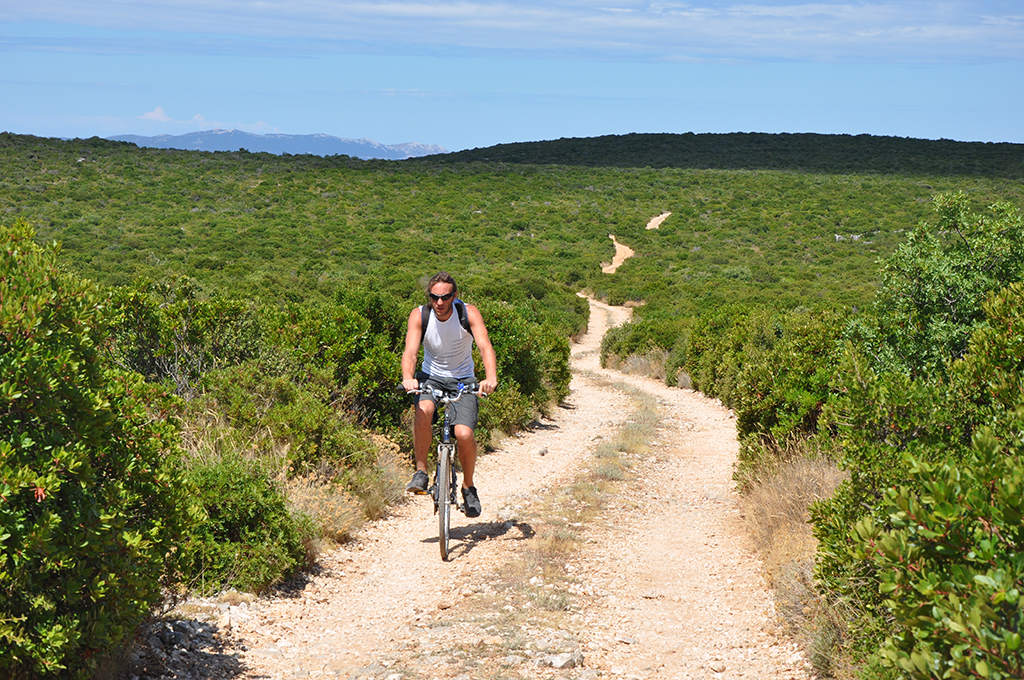 S_kolesom_po_Pasmanu_-_Cycling_the_Island_of_Pasman_3.jpg