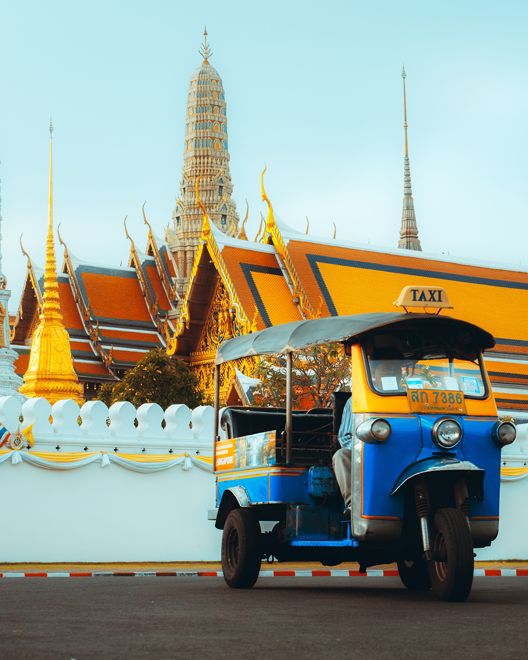 Exploring_Bangkok_-_Raziskovanje_Bangkoka_-_Photo_by_Mos_Sukjaroenkraisri_on_Unsplash.jpg