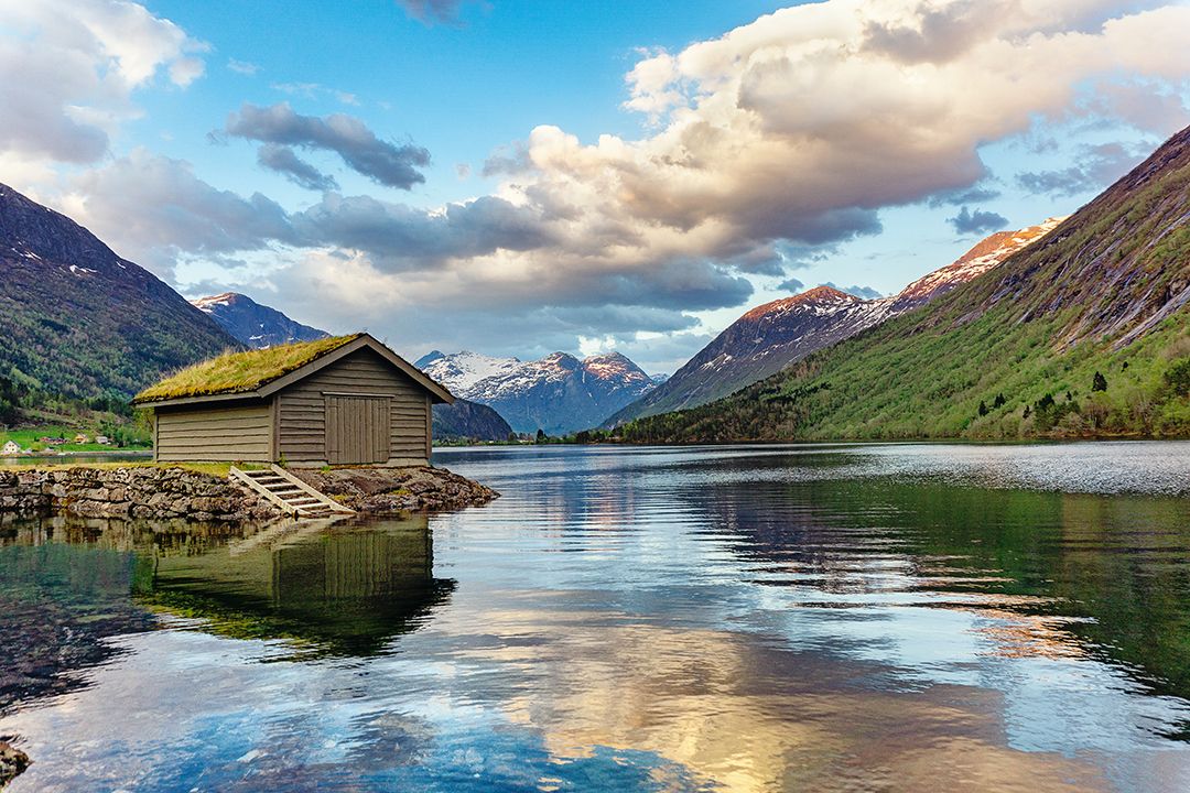 Prostovoljno_delo_na_Norveskem_-_Volunteering_in_Norway_-_Photo_by_Damir_Spanic_on_Unsplash.jpg