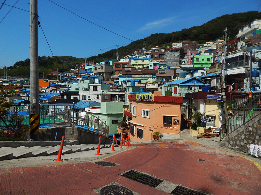 Gamcheon_Culture_Village_-_Kulturna_vas_Gamcheon_1.JPG