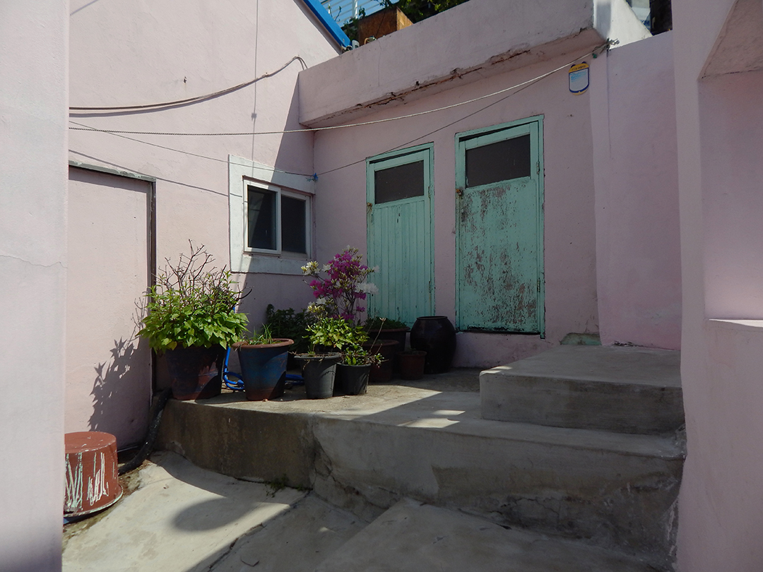 Gamcheon_Culture_Village_-_Kulturna_vas_Gamcheon_3.JPG