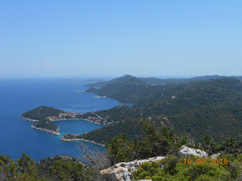 Pogled_z_vrha_Sozanj_na_zaliv_Zaklopatica_in_preostali_otok-.JPG