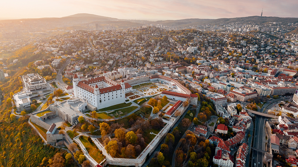 Potovanje_v_Bratislavo_-_Journey_to_Bratislava_-_Photo_by_Martin_Katler_on_Unsplash.jpg