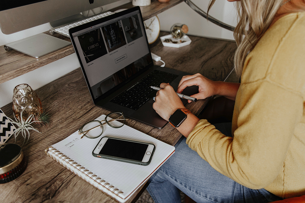 Working_remotely_-_Delo_na_daljavo_-_Photo_by_Corinne_Kutz_on_Unsplash.jpg