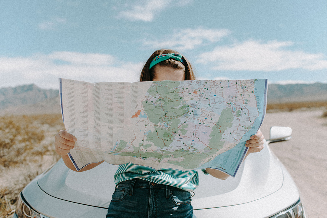 Potujte_ceneje_-_Travel_cheaper_-_Photo_by_Leah_Kelley_from_Pexels.jpg