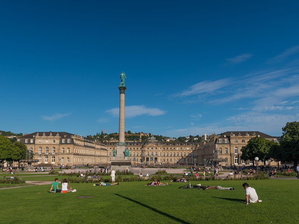 Castle_and_castle_garden_in_Stuttgart.jpg