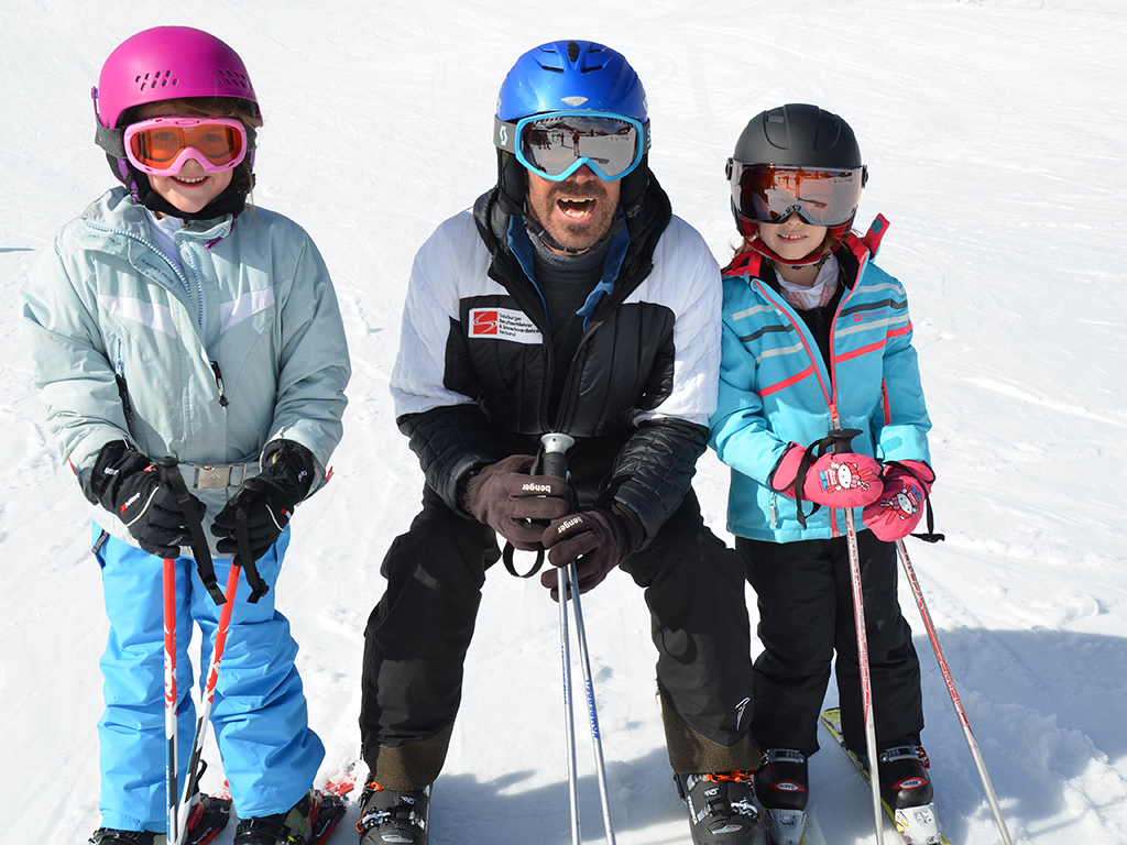 Kinder_mit_Skilehrer_Postalm.ski.jpg