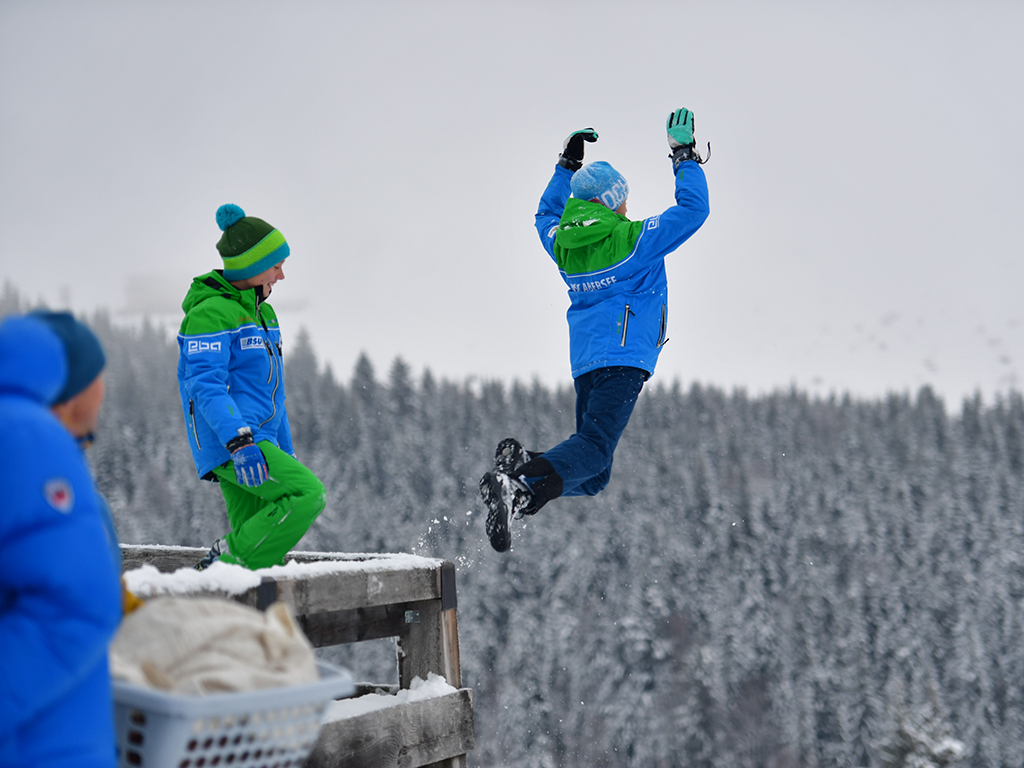 Kinder_springen_in_Schnee_Postalm.ski.jpg