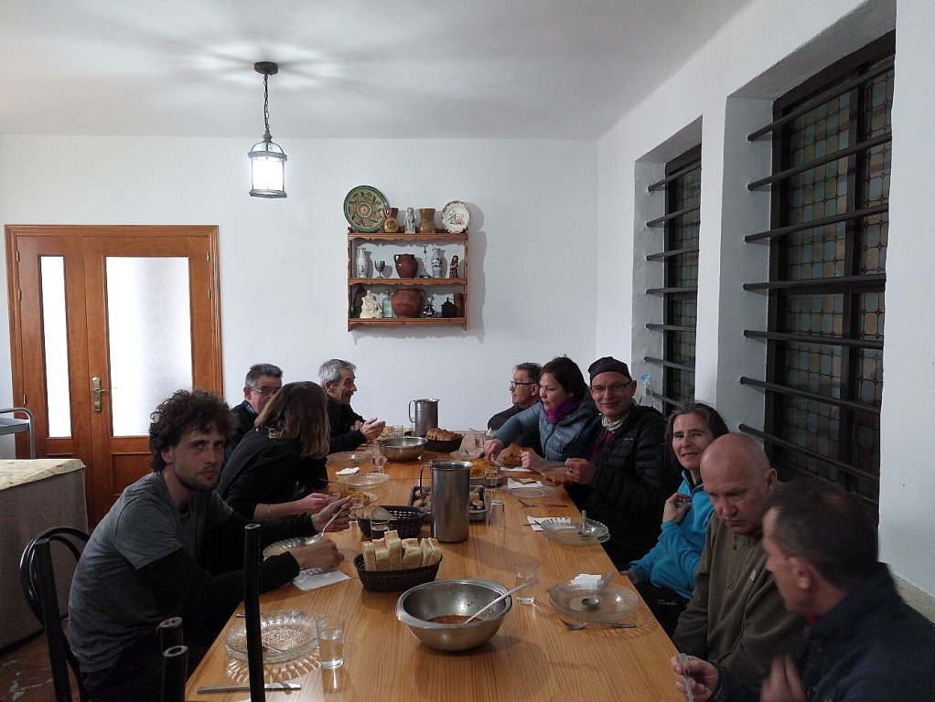 Skupinska_veccerja_v_samostanu_ki_nam_je_ponudil_prenocisce.jpg