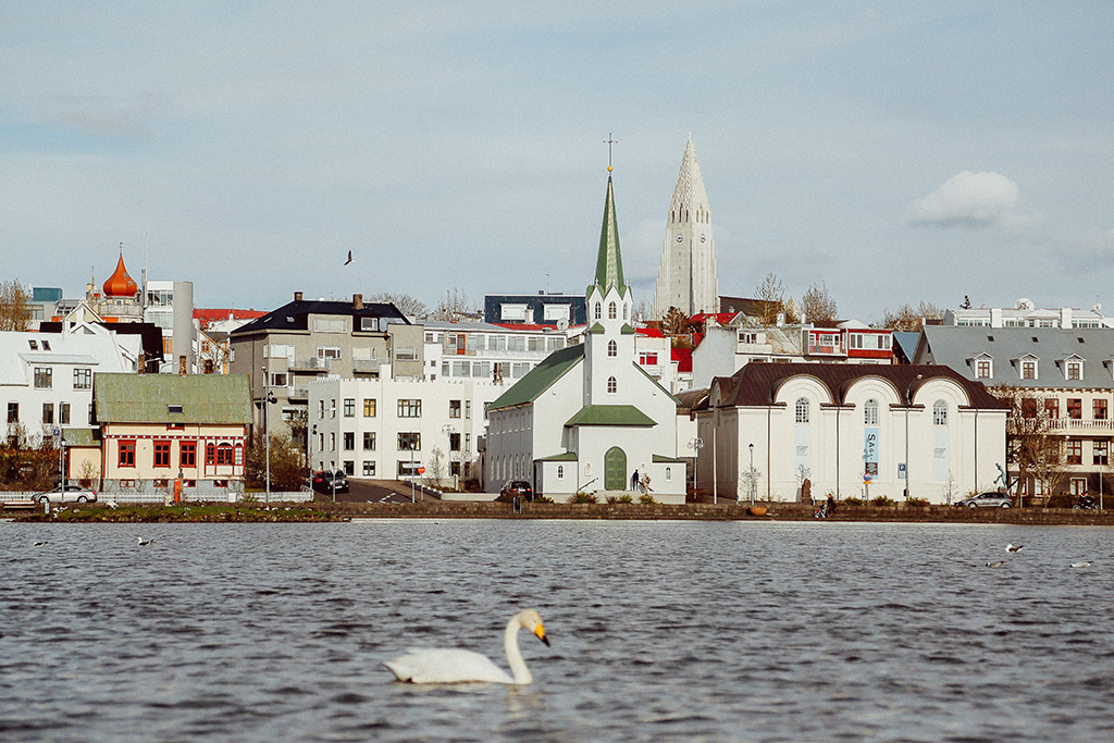 Travel_to_Reykjavik_-_Potovanje_v_Reykjavik_-_Photo_by_Evelyn_Paris_on_Unsplash.jpg