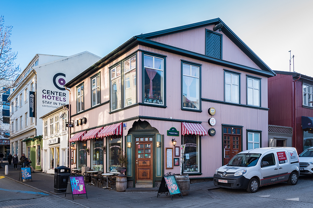 Travel_to_Reykjavik_-_Potovanje_v_Reykjavik_-_Photo_by_Ludovic_Charlet_on_Unsplash.jpg