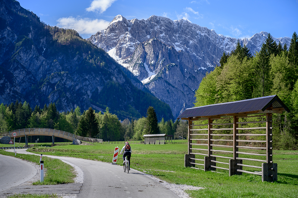 Kranjska_Gora_-_Lahkih_nog_naokrog_copyright.jpg