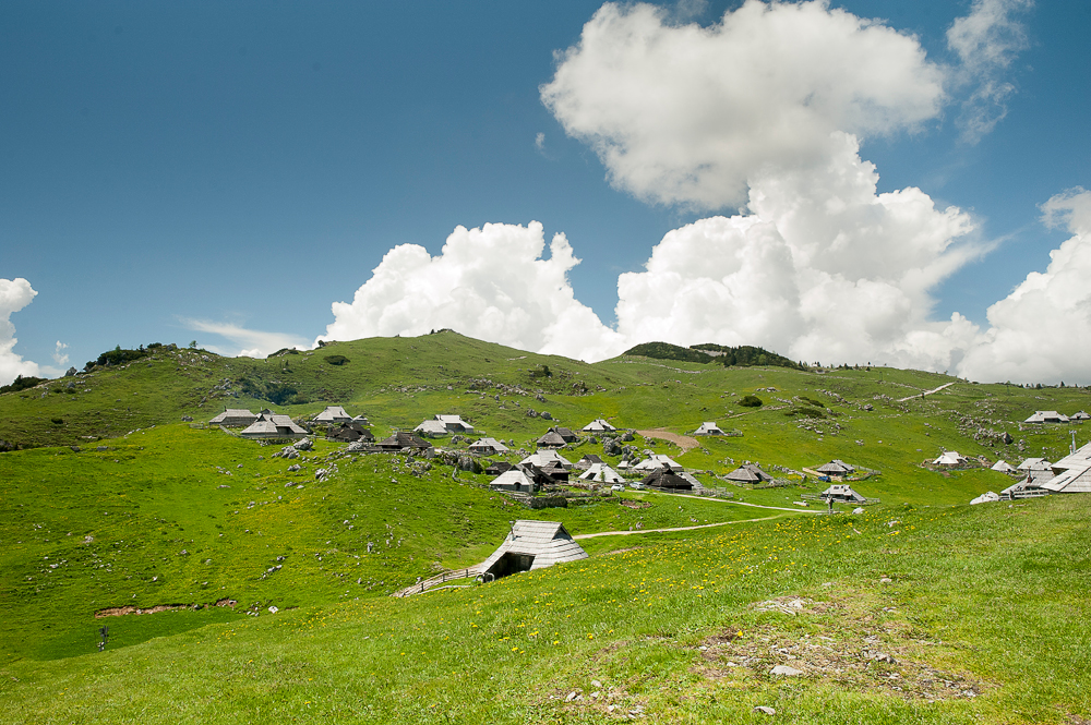 Velika_planina_-_Lahkih_nog_naokrog_copyright.jpg