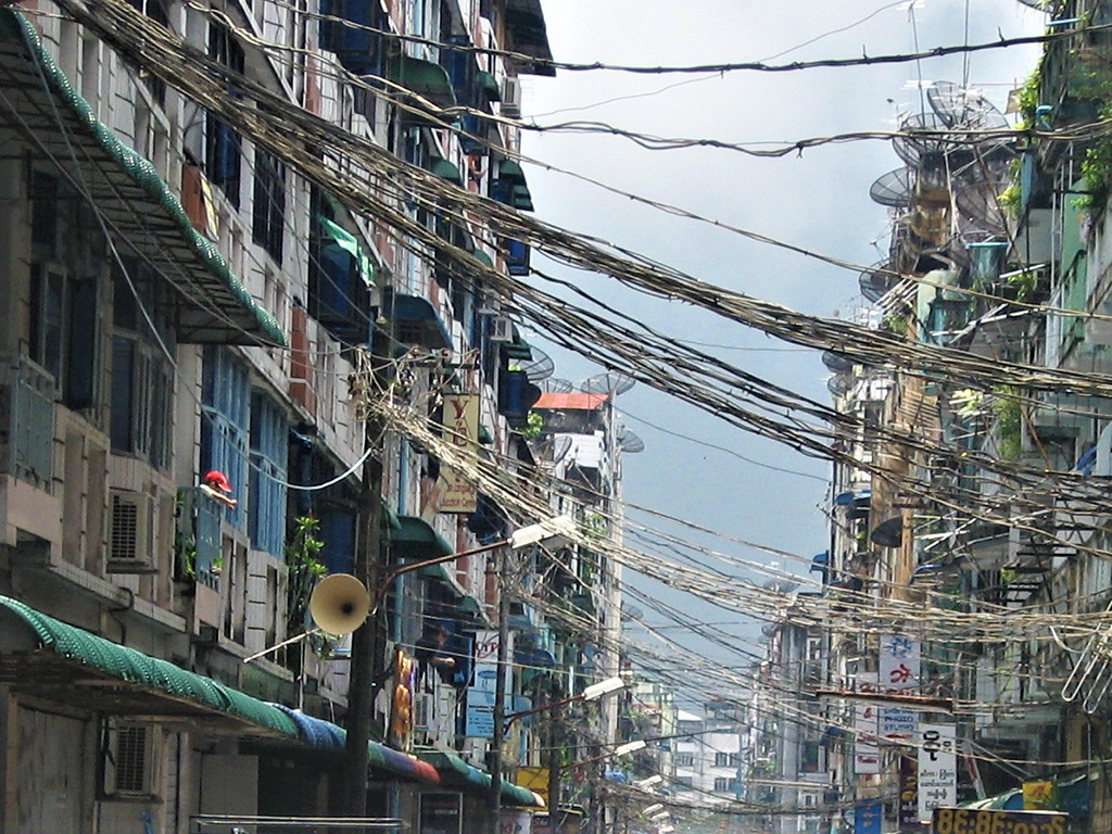 Potovanje_na_Burmo_-_Travel_to_Burma_-_Yangun_elektrika.jpg