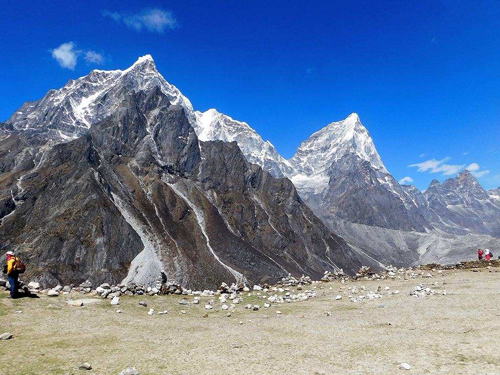Nepal_trekking_-_Nepal_Treking_-_MOUNTAINS_ALL_AROUND_US_EBC.jpg