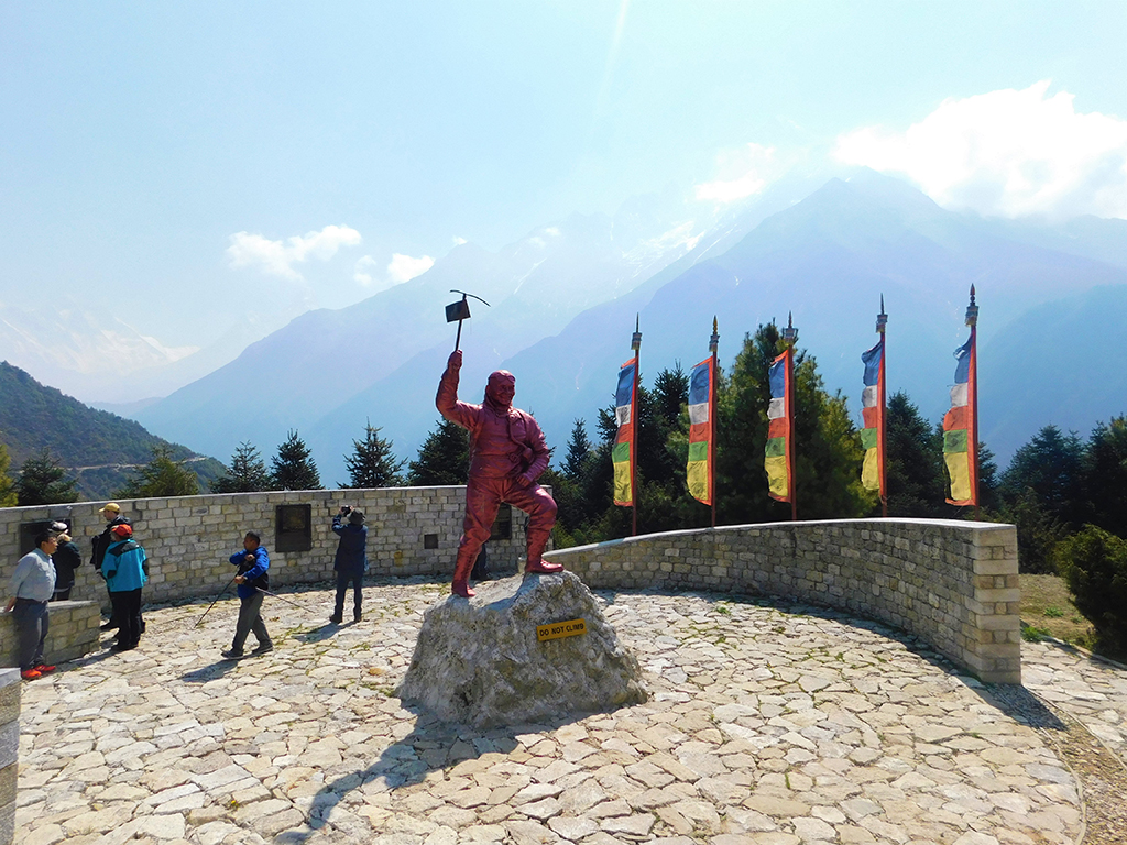 Nepal_trekking_-_Nepal_Treking_-_NAMCHE_Statue_of_Tenzing_Norway.jpg