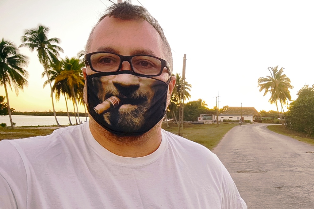 Potovanje_na_Kubo_-_Travel_to_Cuba_-_Playa_Larga_masks_everywhere_1.jpg