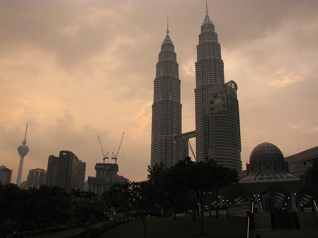 Potovanje_v_Malezijo_-_Travel_to_Malaysia_-_KL_petronas_towers_1.jpg