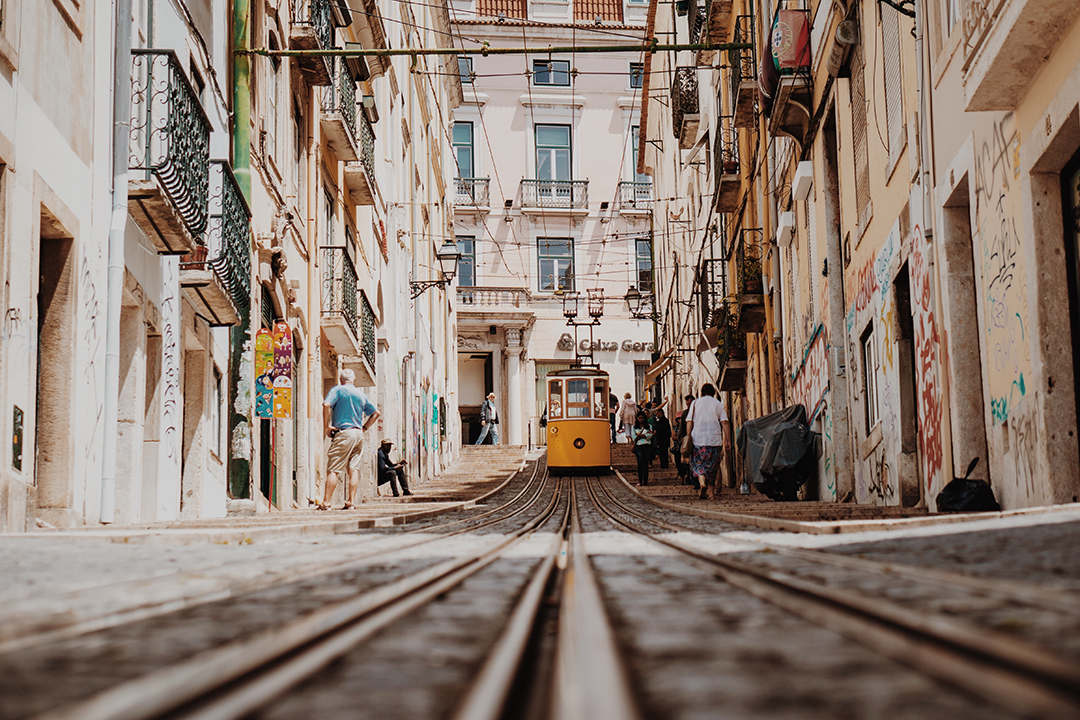 Potepanje_po_Portugalski_-_Wandering_around_Portugal_-_Photo_by_Julian_Dik_on_Unsplash.jpg