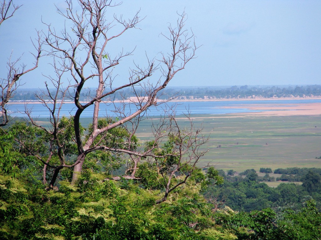 Tonle_SAP_lake_in_the_distance.jpg