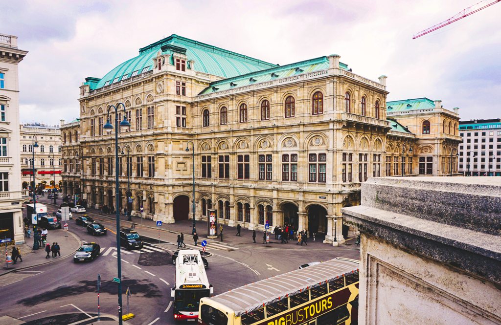 Muzej_Albertina_na_Dunaju_-_Albertina_Museum_in_Vienna_-_Photo_by_Bells_Mayer_on_Unsplash.jpg