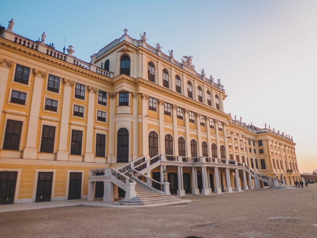Palaca_Schonbrunn_na_Dunaju_-_Schonbrunn_Palace_in_Vienna_-_Photo_by_Arpad_Czapp_on_Unsplash.jpg