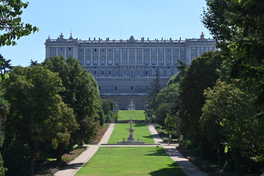Nasveti_za_potovanje_v_Spanijo_-_Tips_for_traveling_to_Spain_-Park_Campo_del_Moro_in_kraljeva_palaca_v_ozadju.JPG