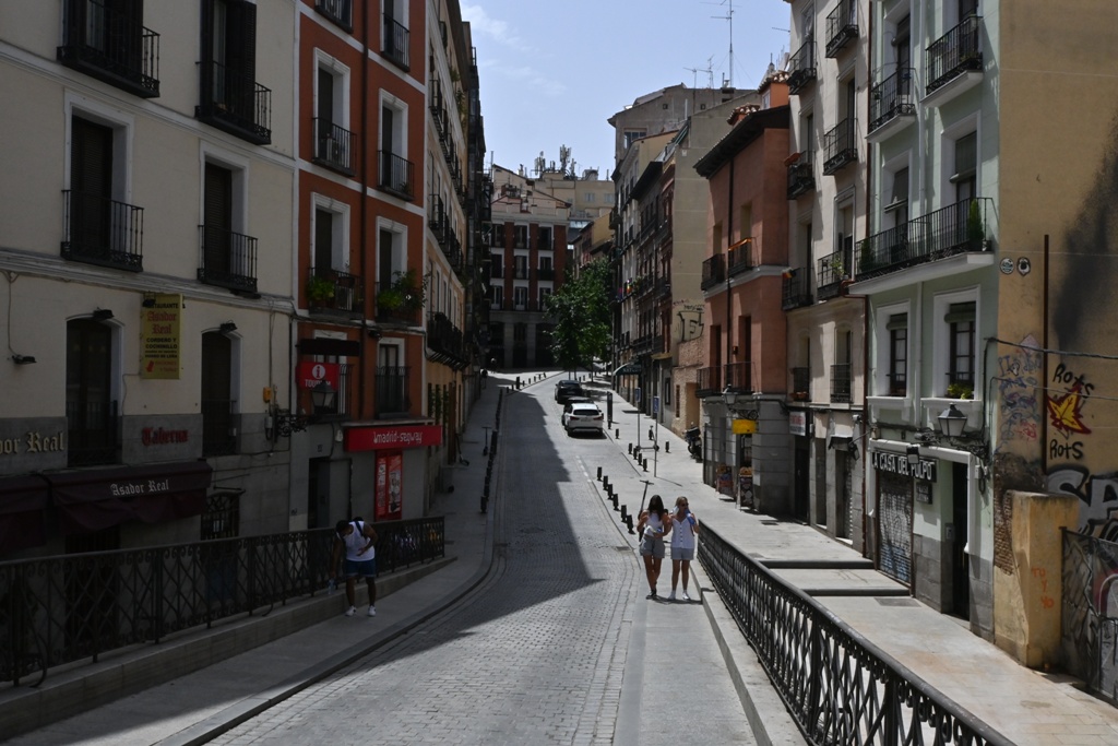 Nasveti_za_potovanje_v_Spanijo_-_Tips_for_traveling_to_Spain_-_Ulica_v_Madrida.JPG
