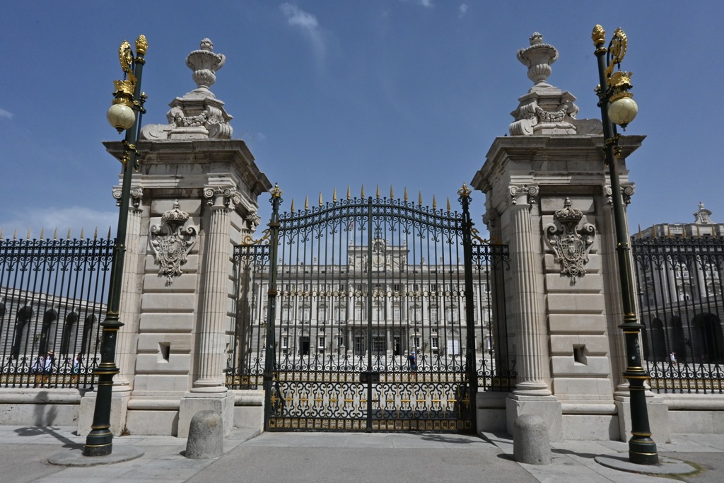 Nasveti_za_potovanje_v_Spanijo_-_Tips_for_traveling_to_Spain_-_Vrata_na_dvorisce_kraljeve_palace.JPG