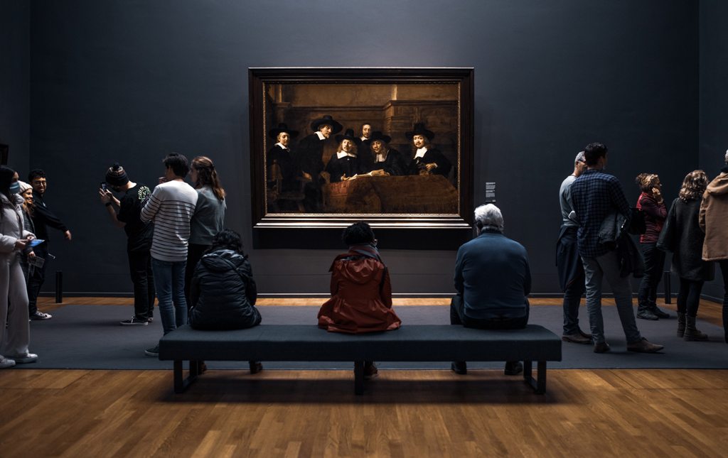 03_Izlet_v_Amsterdam_-_Trip_to_Amsterdam_-Tourists_in_Rijksmuseum_-_Photo_by_redcharlie_on_Unsplash.jpg