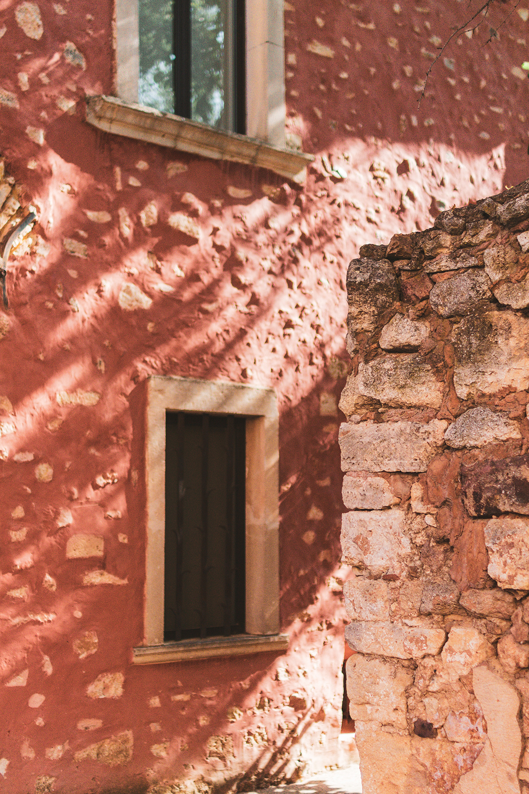 Roussillon_-_Naravni_regionalni_park_Luberon_-_Luberon_Natural_Regional_Park_-_Photo_by_Clemence_Taillez_on_Unsplash.jpg
