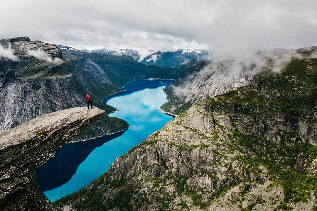 01_Norveski_fjordi_-_Norwegian_fjords_-_Photo_by_Robert_Bye_on_Unsplash.jpg