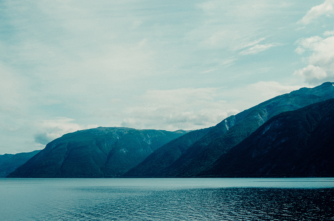 03_Norveski_fjordi_-_Norwegian_fjords_-_Sognefjord_-_Photo_by_Leon_Lnsetteig_on_Unsplash.jpg