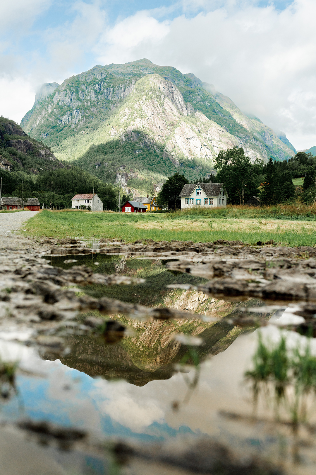 04_Norveski_fjordi_-_Norwegian_fjords_-_Hardangerfjord_-_Photo_by_Till_Daling_on_Unsplash.jpg