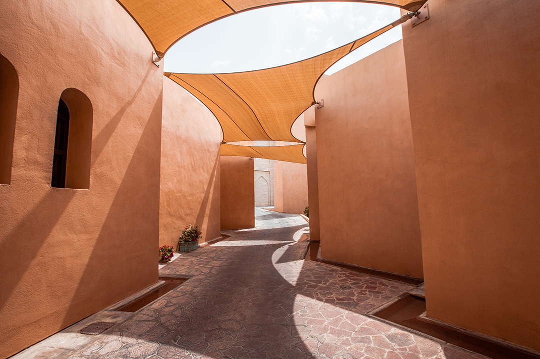 02_Znamenitosti_Dohe_-_Attractions_of_Doha_-_Photo_by_Jaanus_Jagomagi_on_Unsplash_-_Katara_Cultural_Village.jpg