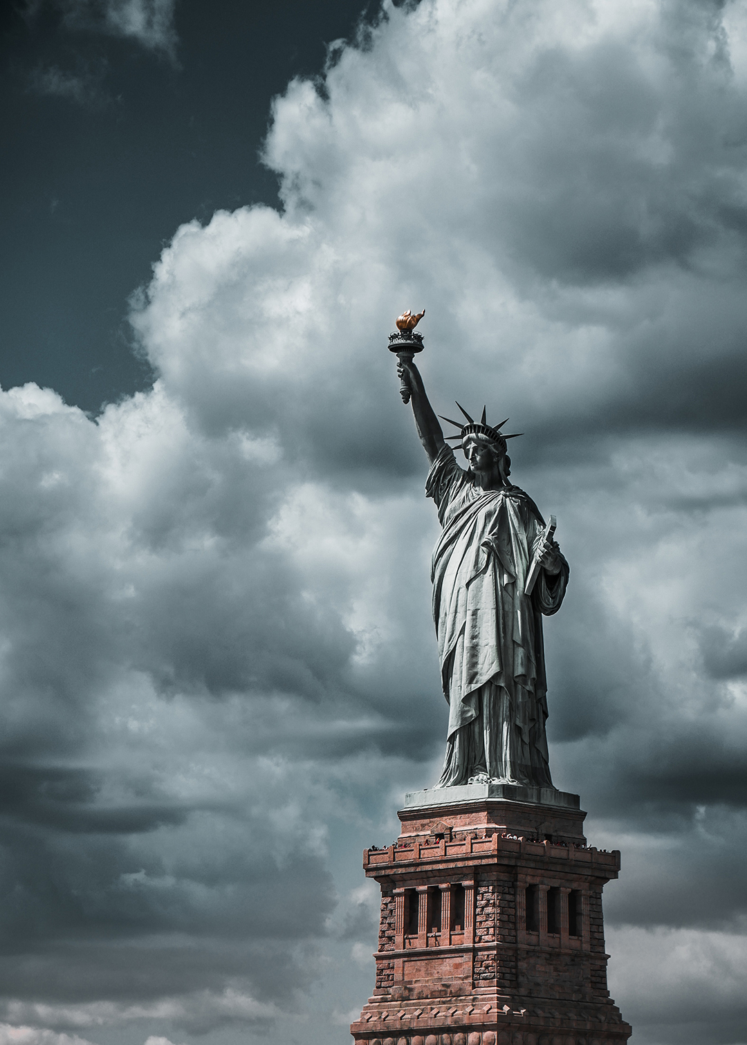 02_Potepanje_po_New_Yorku_-_Wandering_around_New_York_-_Statue_of_Libery_-_Photo_by_Julius_Drost_on_Unsplash.jpg